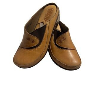 L'ARTISTE Chino Clogs Spring Step Tan Slip-On Mules Hand Painted Size 7.5